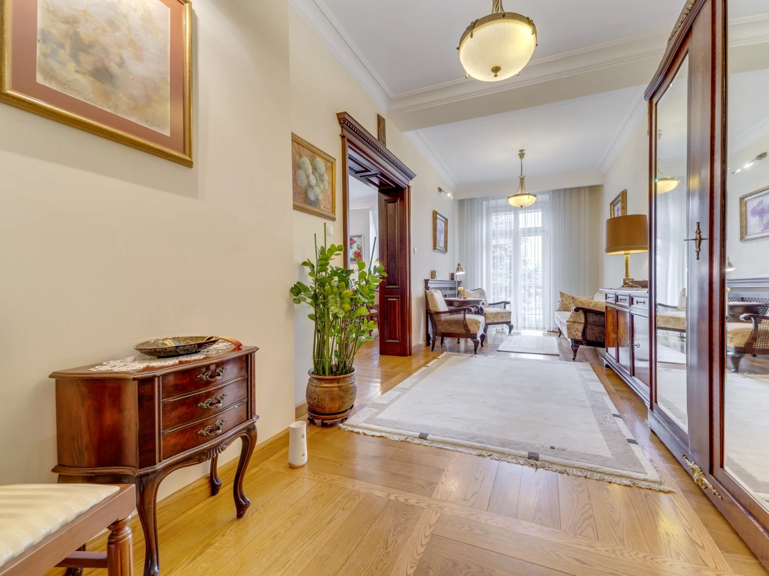 Dwupoziomowy apartament z drewnianymi schodami i zabytkową kuchnią w stylu vintage