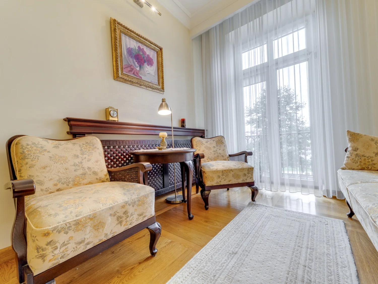 Elegancki kącik wypoczynkowy przy oknie wychodzącym na rynek