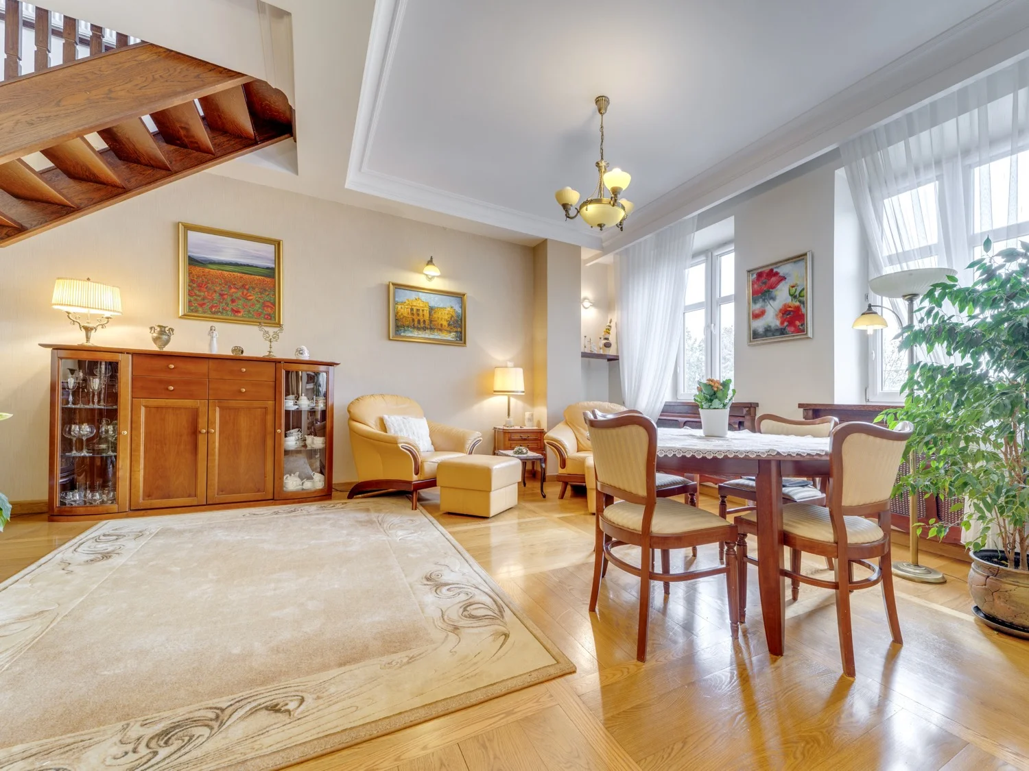 Salon z jadalnią i widoczną antresolą w stylu vintage