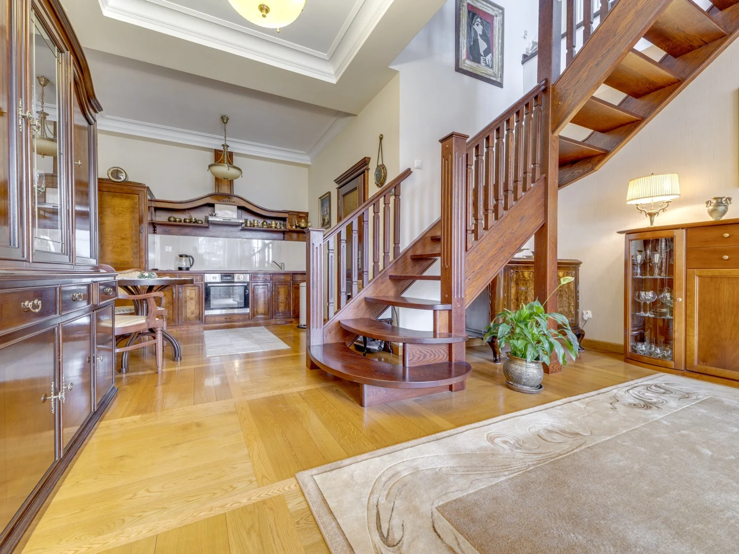 Schody na antresolę z widokiem na kuchnię