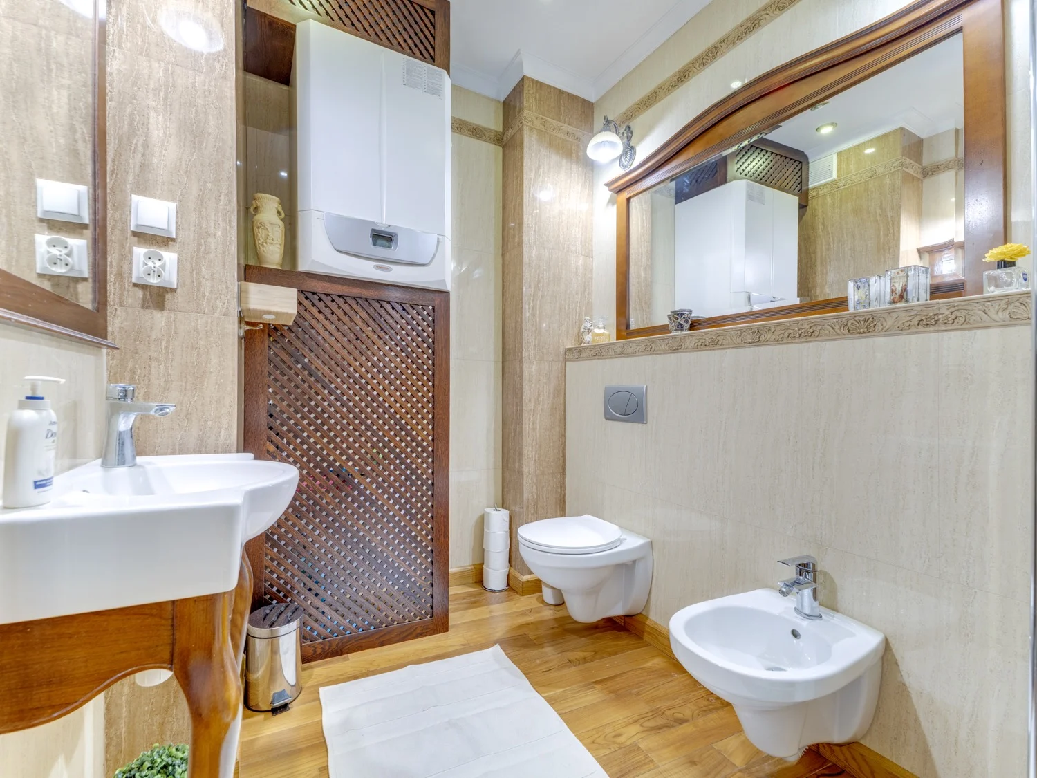 Łazienka z drewnianymi akcentami i prysznicem