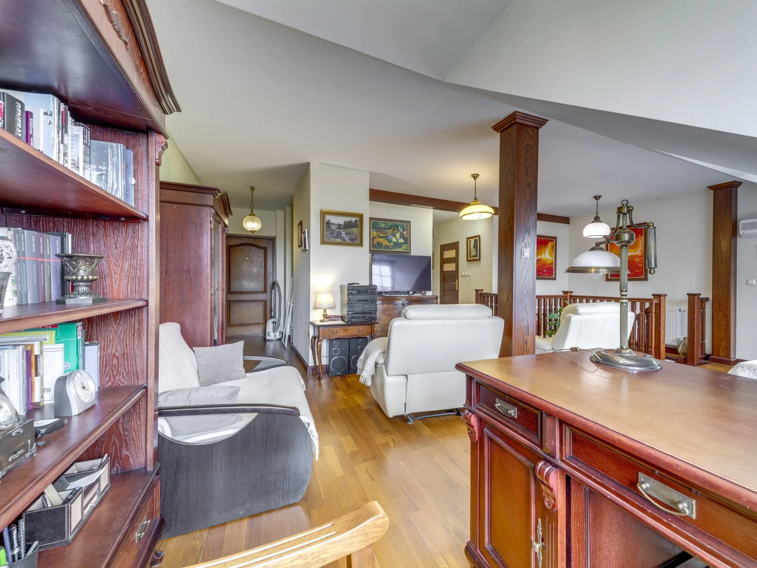 Gabinet z biurkiem i regałem na książki - idealne miejsce do pracy zdalnej