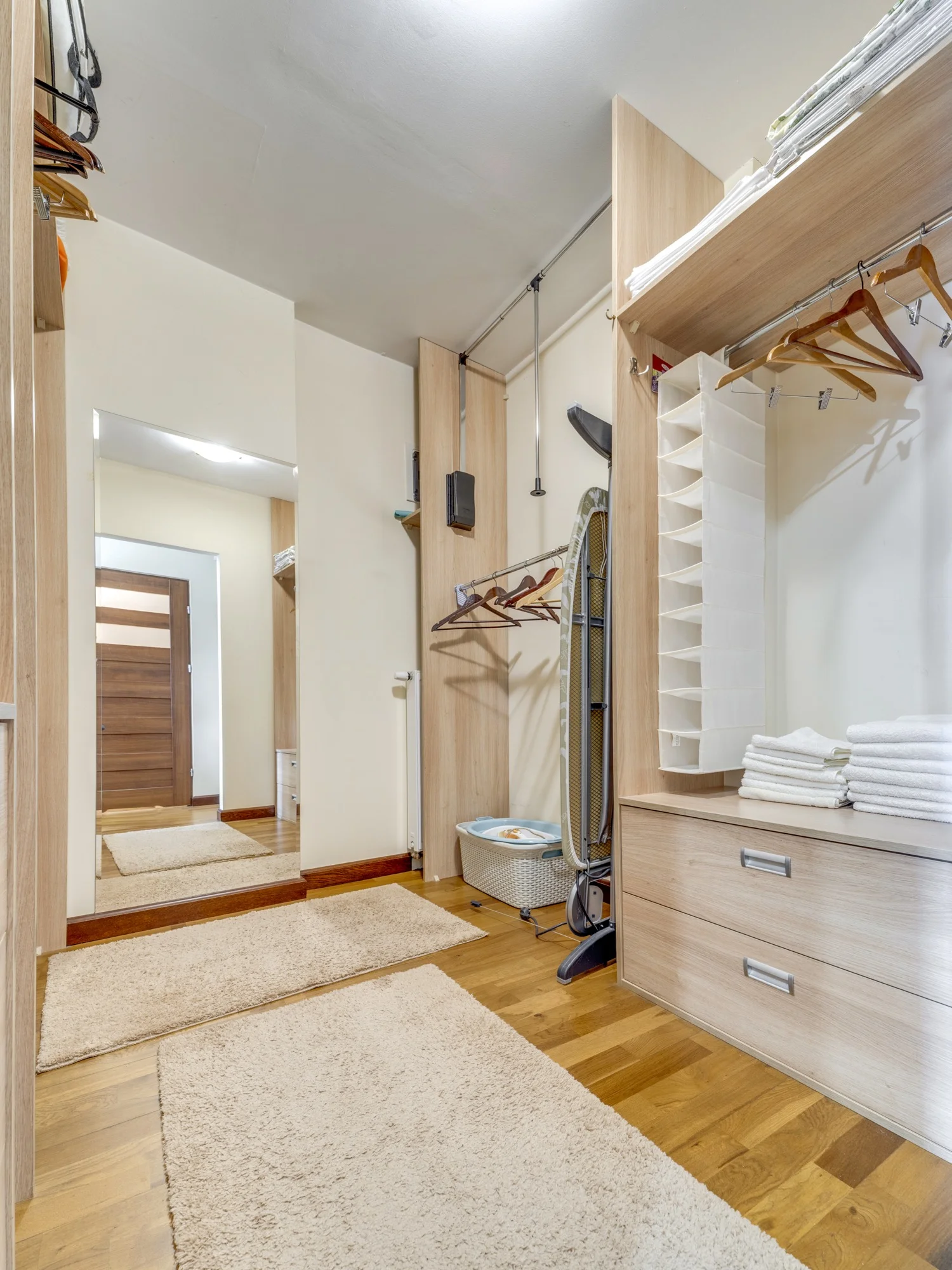 Garderoba z drążkami i szufladami