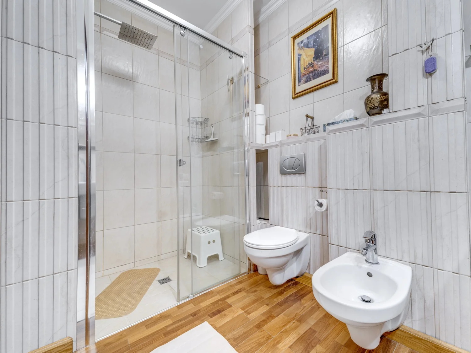 Druga łazienka z dużą kabiną prysznicową